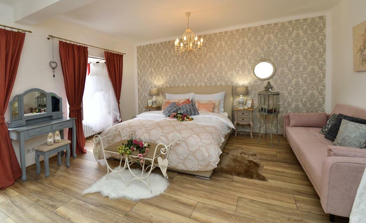 Kristanka - Kouzelne Apartmany プラハティツェ エクステリア 写真